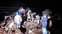 Proses perbaikan listrik di Kota Batu usai diterjang banjir. (Dian Kurniawan/Liputan6.com)