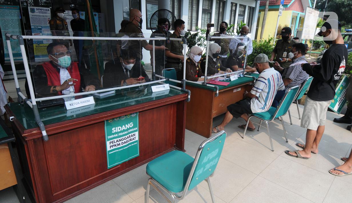 Suasana Sidang Tipiring pelanggaran PPKM Darurat di kantor Kecamatan Pamulang, Tangerang Selatan, Banten, Senin (19/7/2021). Dua puluh empat pelanggar PPKM Darurat diantaranya tidak bermasker dan jam operasional tempat usaha didenda Rp 100 ribu hingga Rp 500 ribu. (merdeka.com/Arie Basuki)