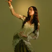 6 Potret Asmara Abigail Pakai Kebaya Ini Curi Perhatian, Tampil Penuh Misteri (Sumber: Instagram/asmaraabigail)