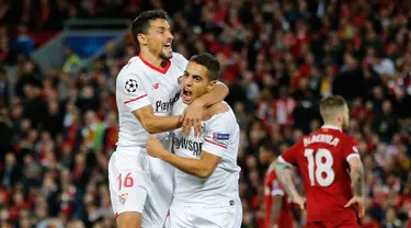 Pemain Sevilla, Wissam Ben Yedder dan Jesus Navas berselebrasi setelah mencetak gol ke gawang Liverpool dalam laga Grup E Liga Champions di Stadion Anfield, Rabu (13/9). Sevilla berhasil menahan imbang Liverpool dengan skor 2-2. (AP Photo/Frank Augstein)