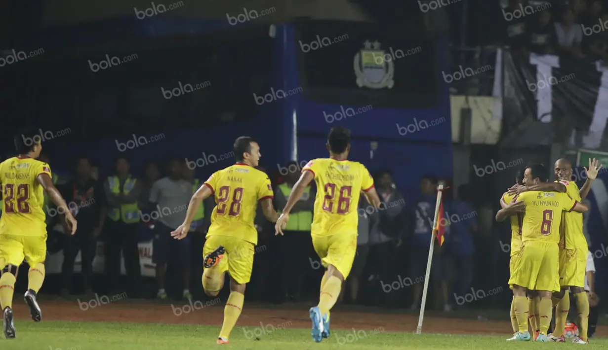 Pemain Sriwijaya FC merayakan gol ke gawang Persib dalam laga Torabika Soccer Championship 2016 di Stadion Si Jalak Harupat, Bandung, Sabtu (30/4/2016). (Bola.com/Vitalis Yogi Trisna)