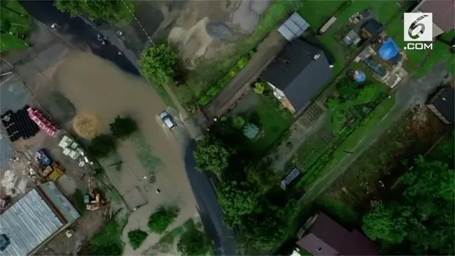 Badai besar di Polandia menyebabkan banjir yang hancurkan jembatan dan kebun buah milik warga.