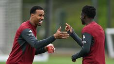 Pemain Arsenal, Gabriel Magalhaes (kiri) tampak sedang bercanda dengan rekan satu timnya pada sesi latihan jelang leg kedua semifinal Liga Champions melawan Atletico Madrid di Emirates Stadium, London, Rabu (6/5/2026) dini hari WIB. (AFP/Glyn Kirk)
