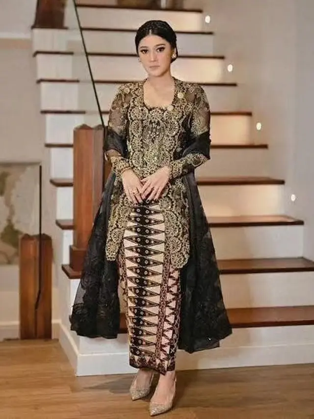 Artis pakai rok dan kebaya