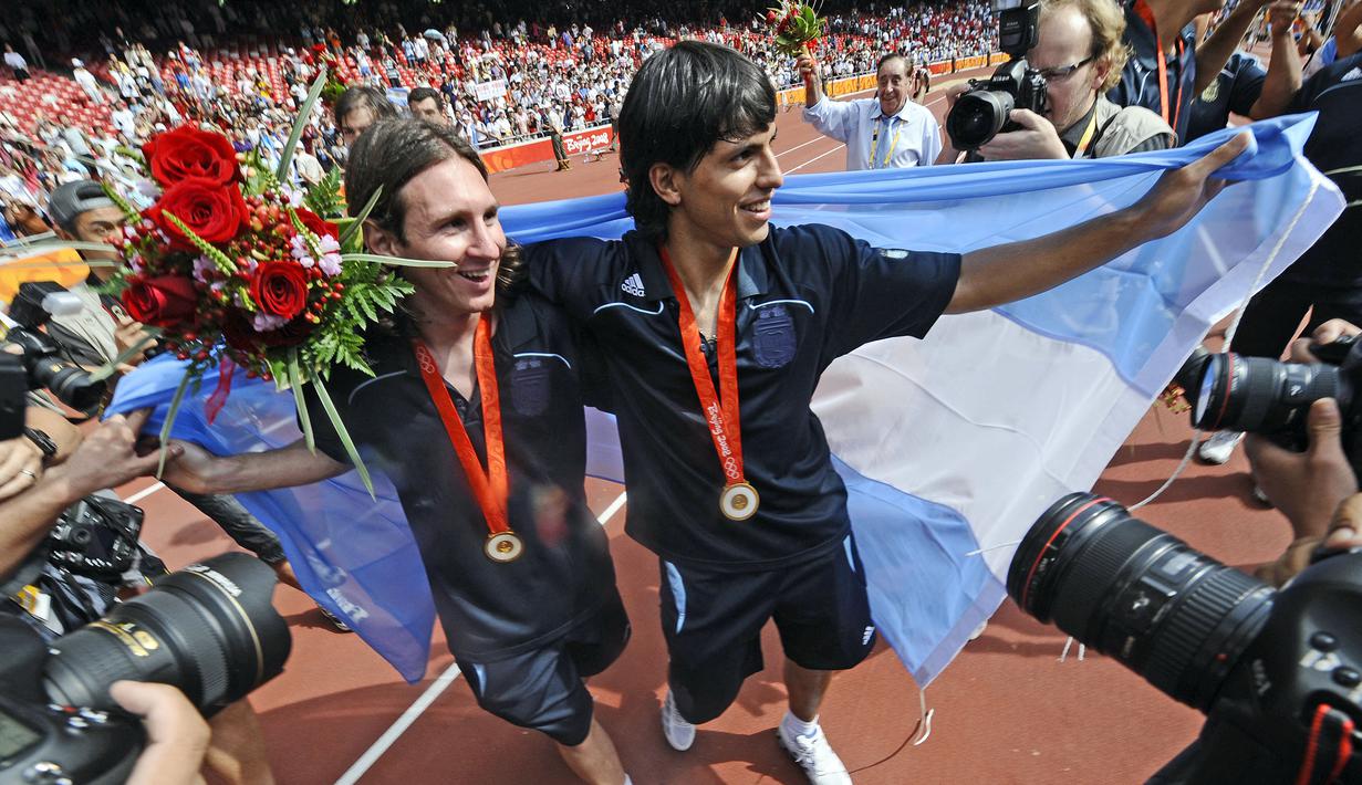 Bersama Timnas Argentina, ia sukses meraih 2 gelar di level yunior, yaitu juara Piala Dunia U-20 edisi 2005 dan 2007. Bersama Timnas Argentina U-23 ia juga sukses meraih medali emas Olimpiade 2008 bersama Lionel Messi. (AFP/Franck Fife)