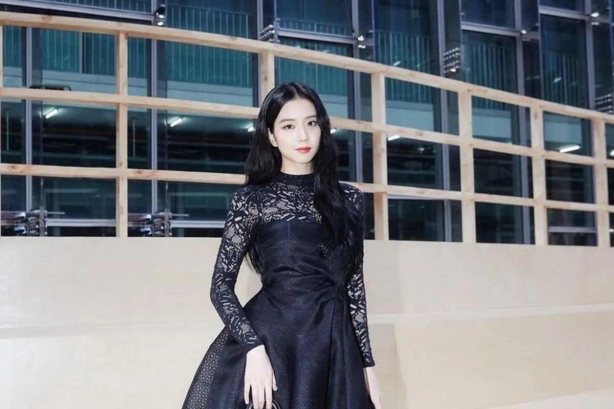 Gaya Jisoo BLACKPINK Hadiri Dior Fall 2022 Fashion Show, Tampil Elegan dengan Gaun Hitam