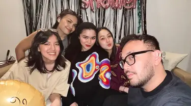 Meski tengah hamil tua, namun pesona Sivia Azizah tak luntur, malah sebaliknya makin terpancar dan tetap terlihat bak ABG. Tidak hanya Ify Alyssa, Agatha Pricilla yang merupakan sahabat Sivia sejak bergabung dengan Blink dulu juga ikut memberikan kejutan sederhana tapi seru di kediaman Sivia. Tak banyak sahabat yang memberikan kejutan, namun momen tersebut terasa hangat. (Liputan6.com/IG/@ifyalyssa)