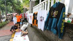 Pedagang Jersey di sekitar Stadion Utama Gelora Bung Karno (SUGBK), Senayan, Jakarta hari Senin (19/06/2023). Sejumlah pedagang pernak-pernik bertebaran di sekitar SUGBK jelang pertandingan Timnas Indonesia menghadapi Argentina. Mereka menjual dagangan mereka mulai dari Rp35 ribu hingga Rp200 ribu. (Bola.com/M Iqbal Ichsan)