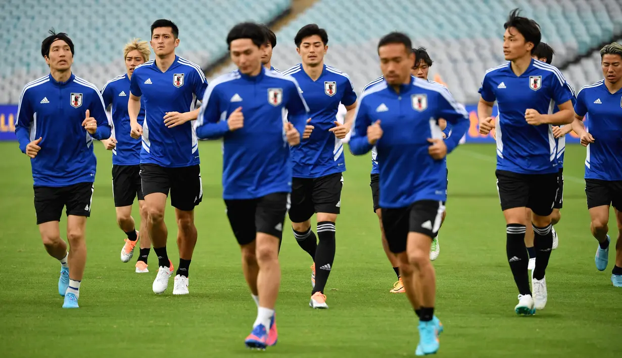 Para pemain Jepang melakukan pemanasan saat mengikuti sesi latihan di Stadium Australia di Sydney (23/3/2022). Jepang akan bertanding melawan Australia pada kualifikasi Grup B Piala Dunia Qatar 2022 zona Asia pada Kamis (24/3/2022) di Stadion Australia. (AFP/Saeed Khan)