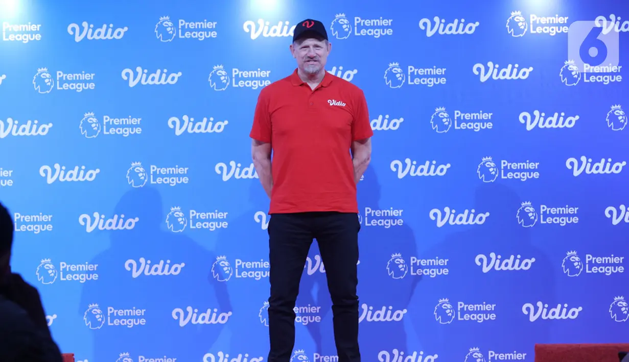Peter Schmeichel lama berkibar di sepak bola Inggris bersama Manchester United. Mengawal gawang The Red Devils dari 1991 hingga 1999, kiper Denmark itu mempersembahkan lima trofi juara Liga Primer, tiga Piala FA, dan satu Liga Champions. (Liputan6.com/Johan Tallo)