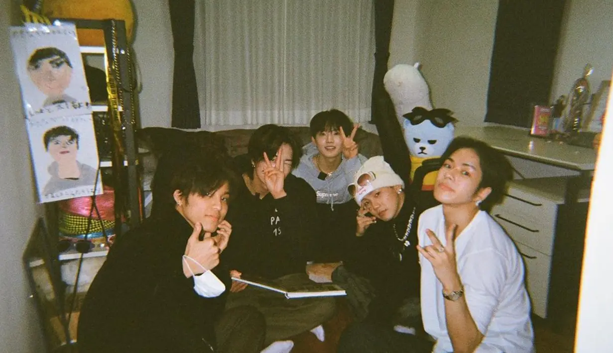 Bahkan, banyak pula netizen yang memuji kekompakan dari grup yang debut pada 2020. Tak hanya itu saja, tingkah laku para member saat berada di balik layar dan belakang panggung juga kerap menghibur para netizen. (Liputan6.com/IG/@yg_treasure_official)