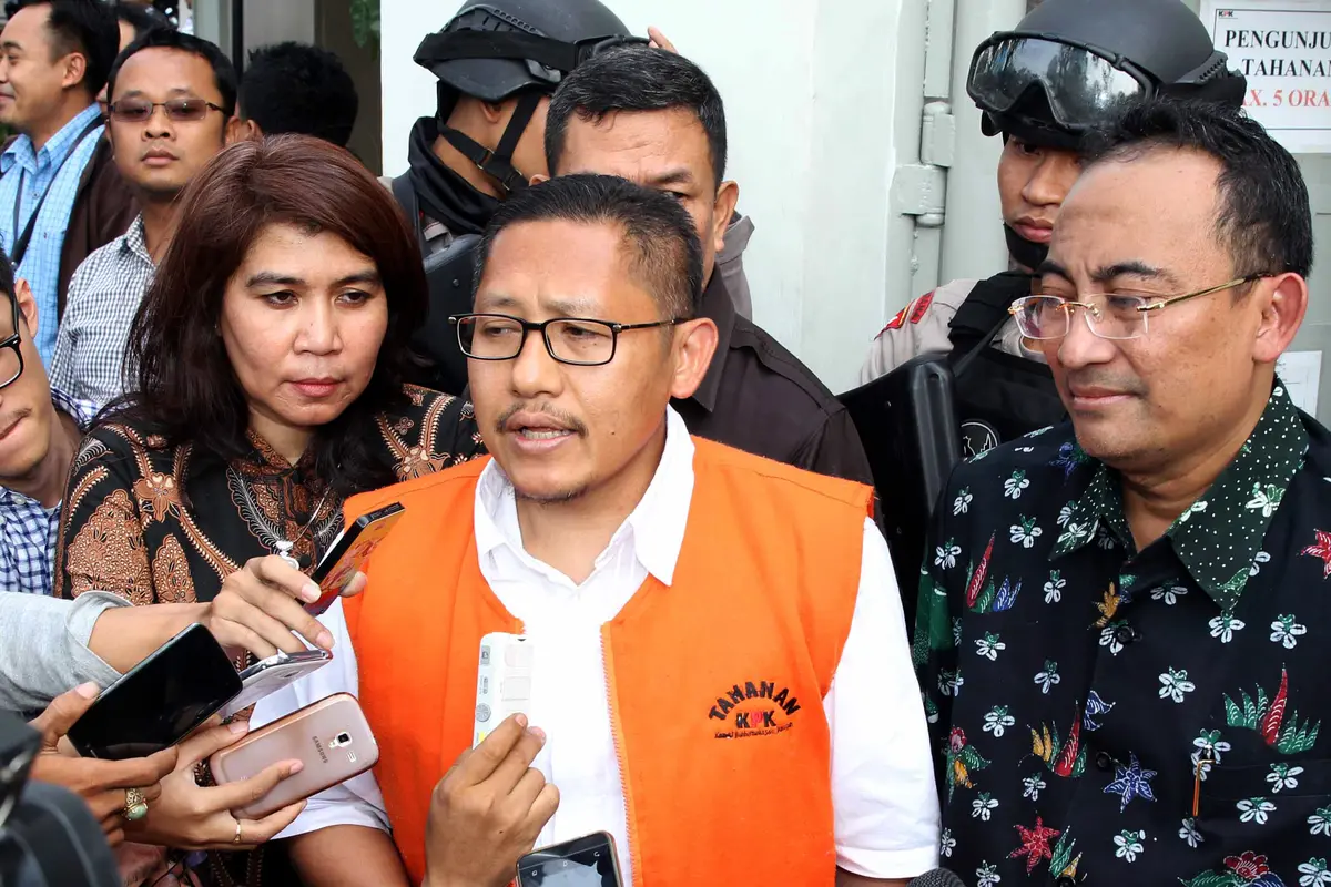 Gaya Santai Anas Urbaningrum Saat Dipindahkan ke Lapas Sukamiskin