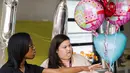Pekerja menyiapkan balon untuk perayaan ulang tahun ke-116 Susannah Mushatt Jones yang dikenal sebagai "Miss Susie" di Brooklyn borough, New York, 7 Juni 2015. Miss Susie dinobatkan sebagai wanita tertua di dunia. (REUTERS/Lucas Jackson)