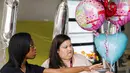 Pekerja menyiapkan balon untuk perayaan ulang tahun ke-116 Susannah Mushatt Jones yang dikenal sebagai "Miss Susie" di Brooklyn borough, New York, 7 Juni 2015. Miss Susie dinobatkan sebagai wanita tertua di dunia. (REUTERS/Lucas Jackson)