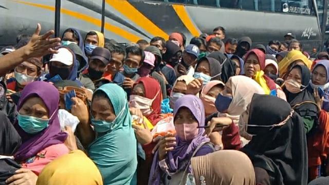 Pencairan bantuan langsung tunai (BLT) untuk UMKM di Cibungbulang, Kabupaten Bogor.