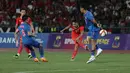 <p>Gelandang Timnas Indonesia U-22, Marselino Ferdinan (kedua kanan) melepaskan tendangan ke gawang Thailand pada laga final cabor sepak bola SEA Games 2023 di National Olympic Stadium, Phnom Penh, Kamboja, Selasa (16/5/2023). (Bola.com/Abdul Aziz)</p>