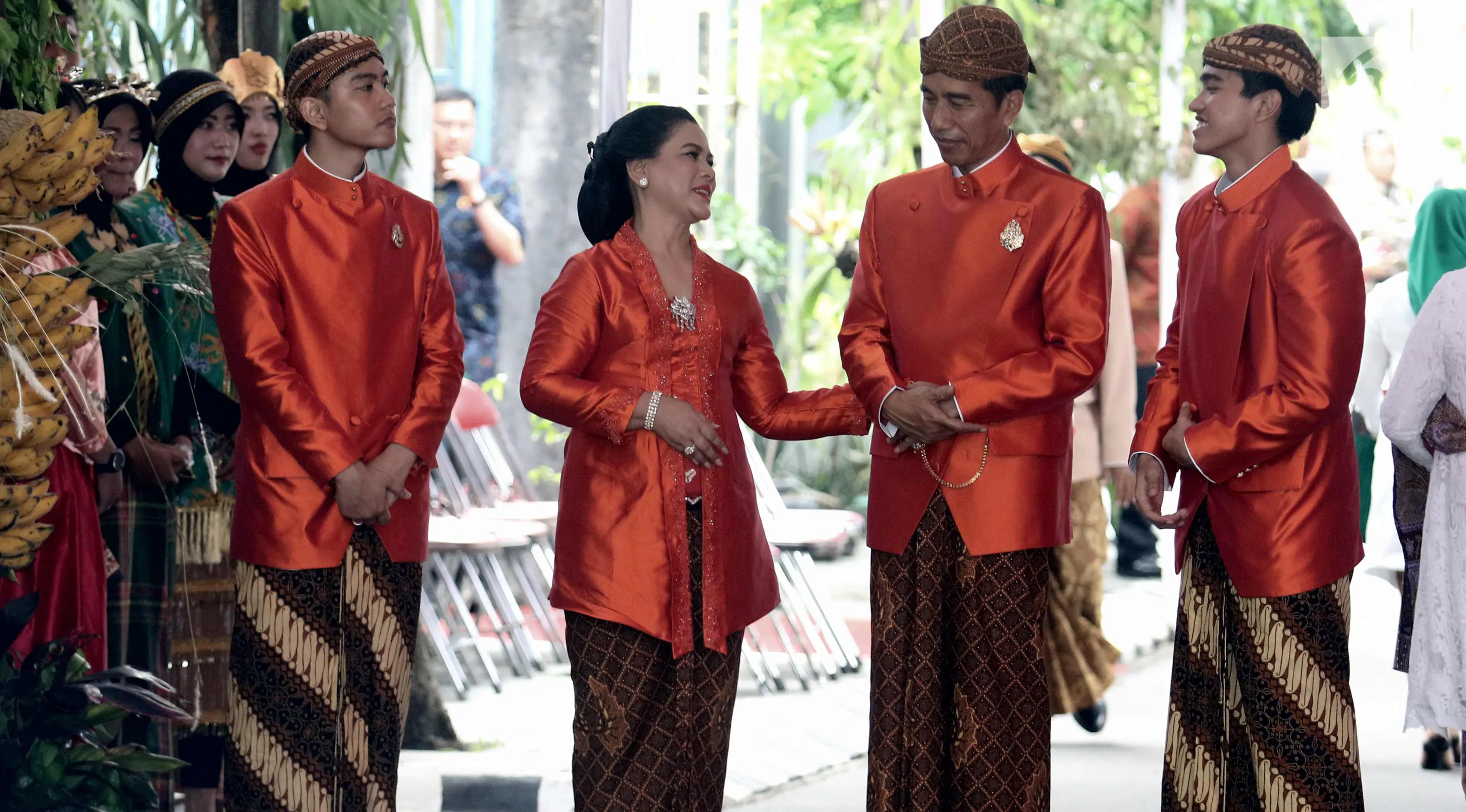 Presiden Jokowi berbincang dengan Ibu Negara, Iriana serta Gibran Rakabuming dan Kaesang Pangarep sambil menunggu tamu yang pulang dari kediamannya di Jalan Kutai Utara, Solo usai prosesi siraman Kahiyang Ayu, Selasa (7/11). (Liputan6.com/Angga Yuniar)