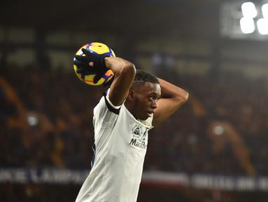 Aaron Wan-Bissaka resmi menjadi rekrutan perdana dari pelatih Manchester United, Ole Gunnar Solskjaer. (Photo by Glyn KIRK / AFP)