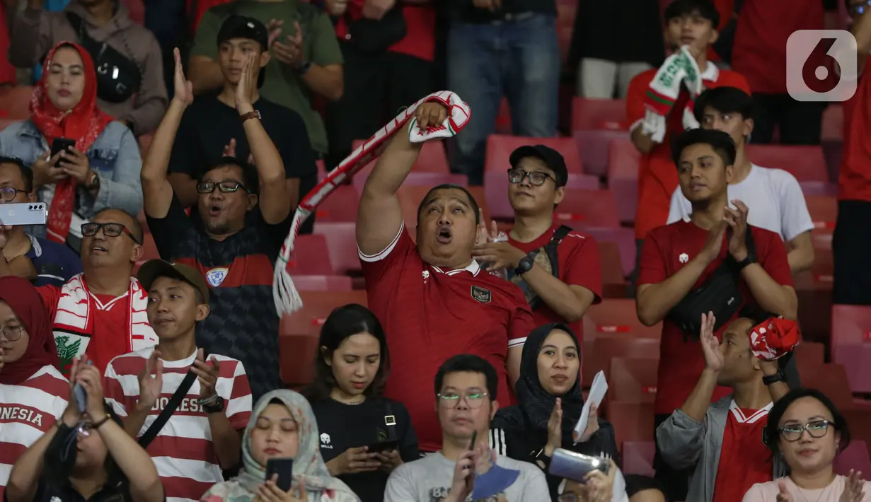 Suporter tim garuda sesaat sebelum menyaksikan laga Indonesia melawan Brunei Darussalam pada laga pertama putaran kualifikasi Piala Dunia 2026 di Stadion Gelora Bung Karno, Jakarta, Kamis (12/10/2023). (Liputan6.com/Helmi Fithriansyah)