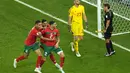 Para pemain Maroko merayakan kemenangan adu penalti atas Spanyol pada babak 16 besar Piala Dunia 2022 di Education City Stadium, Al Rayyan, Rabu (6/12/2022) dini hari WIB. Maroko melewati 120 menit dan adu penalti untuk mencapai perempat final Piala Dunia 2022. (AP Photo/Abbie Parr)