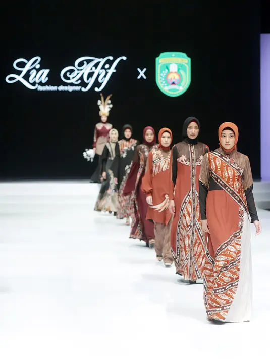 Sebanyak 12 outfit dengan siluet A dan I diperagakan para model di atas panggung catwalk IFW 2023. Bahan tenun dan batik dengan bahan chiffon, jaguar, tule, lace berpadu padan warna burgundy, marron, terakota, hitam, dan cream. [Foto: Bambang E Ros/Fimela.com]