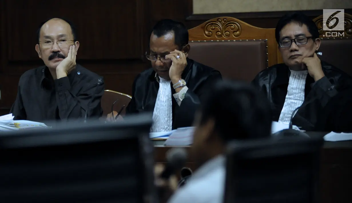 Terdakwa dugaan merintangi penyidikan dugaan korupsi e-KTP, Fredrich Yunadi (kiri) menyimak keterangan saksi saat sidang lanjutan di Pengadilan Tipikor, Jakarta, Kamis (29/3). Sidang mendengarkan keterangan saksi. (Liputan6.com/Helmi Fithriansyah)