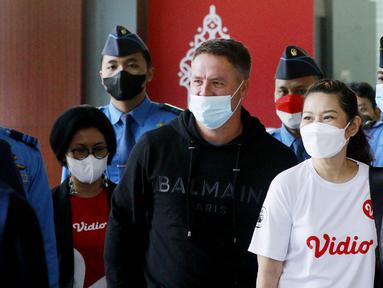 Mantan pemain Liverpool dan Manchester United, Michael Owen, tiba di Bandara Soekarno-Hatta, Tangerang, Sabtu (20/8/2022). (Bola.com/M Iqbal Ichsan)