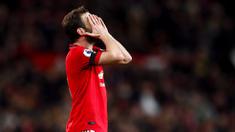 Gelandang Manchester United, Juan Mata, tampak kecewa usai gagal membobol gawang Wolverhampton Wanderers pada laga Premier League di Stadion Old Trafford, Sabtu (1/2/2020). Kedua tim bermain imbang tanpa gol. (AP/Martin Rickett)