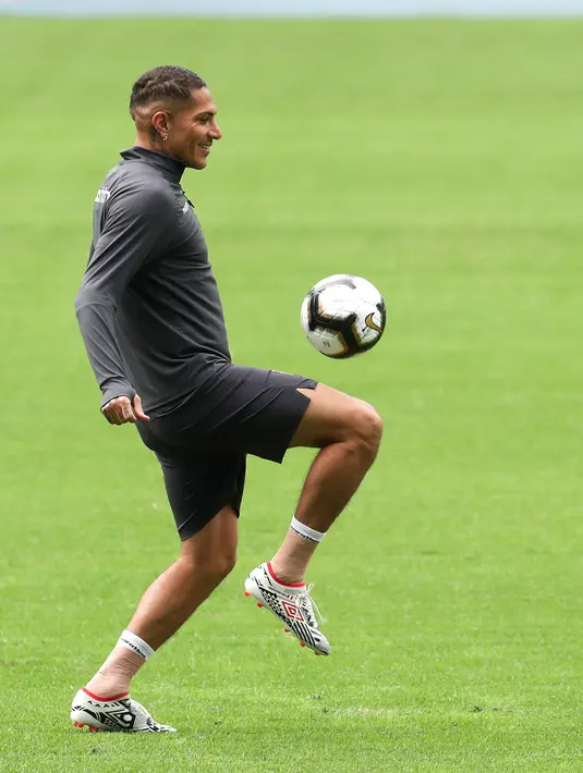 Penyerang Peru, Paolo Guerrero menjuggling bola saat mengikuti sesi pelatihan di Rio de Janeiro, Brasil (6/7/2019). Peru akan menghadapi Brasil pada babak final Copa America 2019. (AP Photo/Natacha Pisarenko)