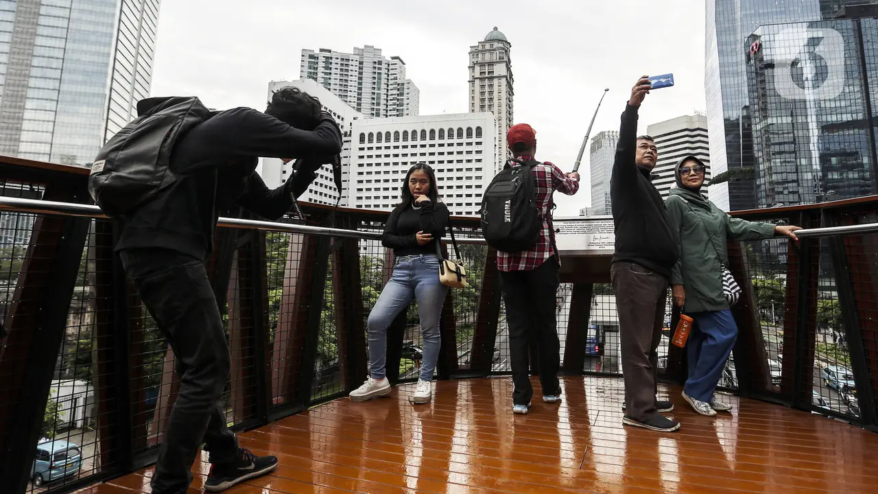 FOTO: Antusiasme Warga Berburu Swafoto di JPO Pinisi