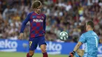 Penyerang baru Barcelona, Antoine Griezmann, berusaha memasukan bola ke gawang yang dijaga kiper Arsenal, Bernd Leno selama pertandingan trofi Joan Gamper di stadion Camp Nou, Spanyol (4/8/2019). Griezmann diboyong Barcelona dari Atletico Madrid senilai 120 juta euro. (AP Photo/Joan Monfort)