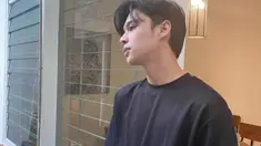 Pria kelahiran 1998 ini dikenal aktif membagikan kegiatannya di Instagram pribadinya. tak terkecuali gaya OOTD-nya yang ia pakai. meski simpel hanya pakai kaos hitam, dirinya tetap terlihat tampn.(Liputan6.com/IG/@rey_mbayang)