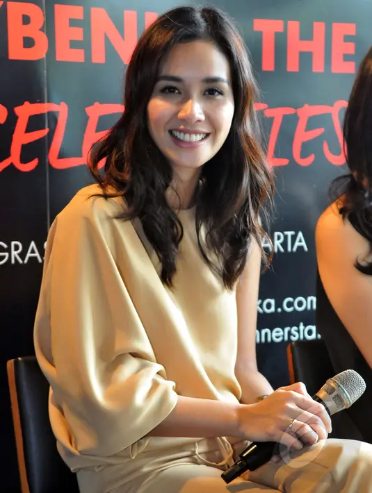 Bersama sebuah brand fashion online, Marsha Timothy mendapat kesempatan merancang pakaian sesuai dengan karakter dirinya. Foto diambil di kawasan Epicentrum, Jakarta Selatan, Selasa (7/4/2015). (Liputan6.com/Panji Diksana)