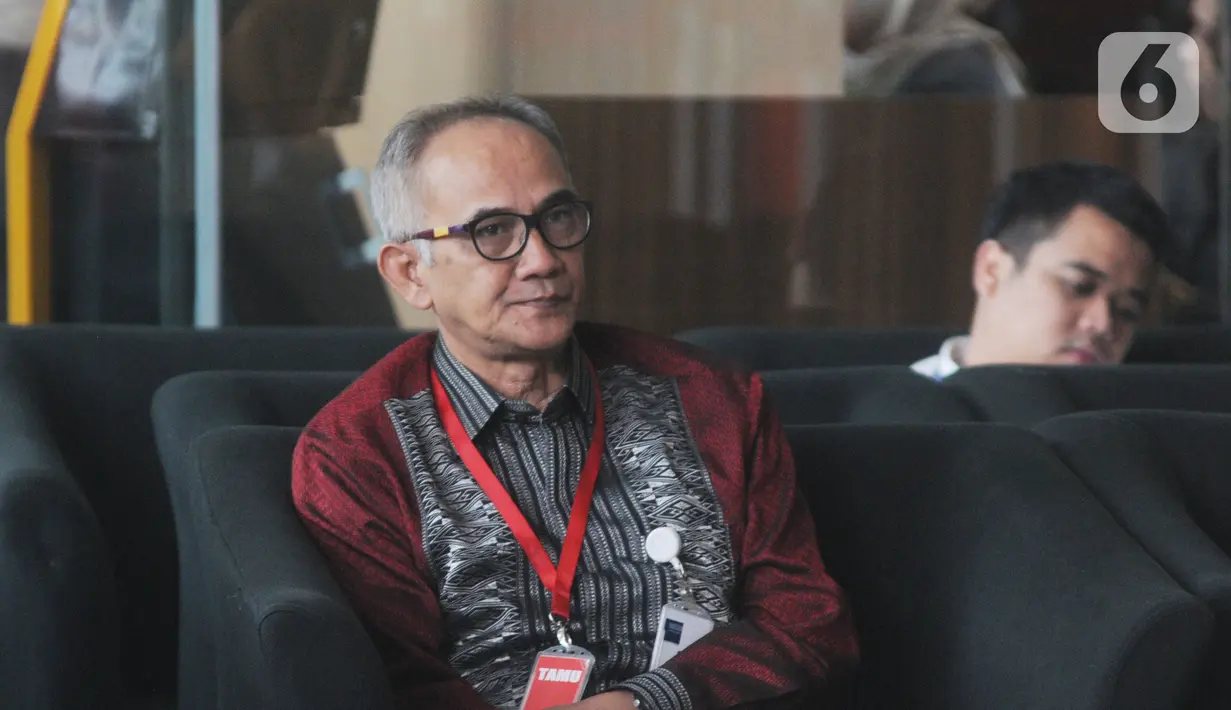Sekretaris Jenderal Kementerian Perdagangan (Kemendag) Oke Nurwan menunggu pemeriksaan di Gedung KPK, Jakarta, Selasa (5/11/2019). Oke Nurwan dipanggil KPK sebagai saksi kasus dugaan suap impor bawang putih, untuk tersangka anggota DPR I Nyoman Dhamantra. (merdeka.com/Dwi Narwoko)