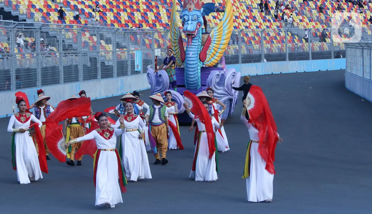 Peserta berparade dalam pagelaran Jakarnaval 2022 di Jakarta International Eprix Circuit, Ancol, Minggu (14/8/2022). Gelaran Jakarnaval 2022 yang mengangkat tema "Kekayaan Intelektual Nusantara untuk Dunia" tersebut menampilkan parade komunitas pegiat seni budaya, marching band, dan kendaraan hias. (Liputan6.com/Herman Zakharia)