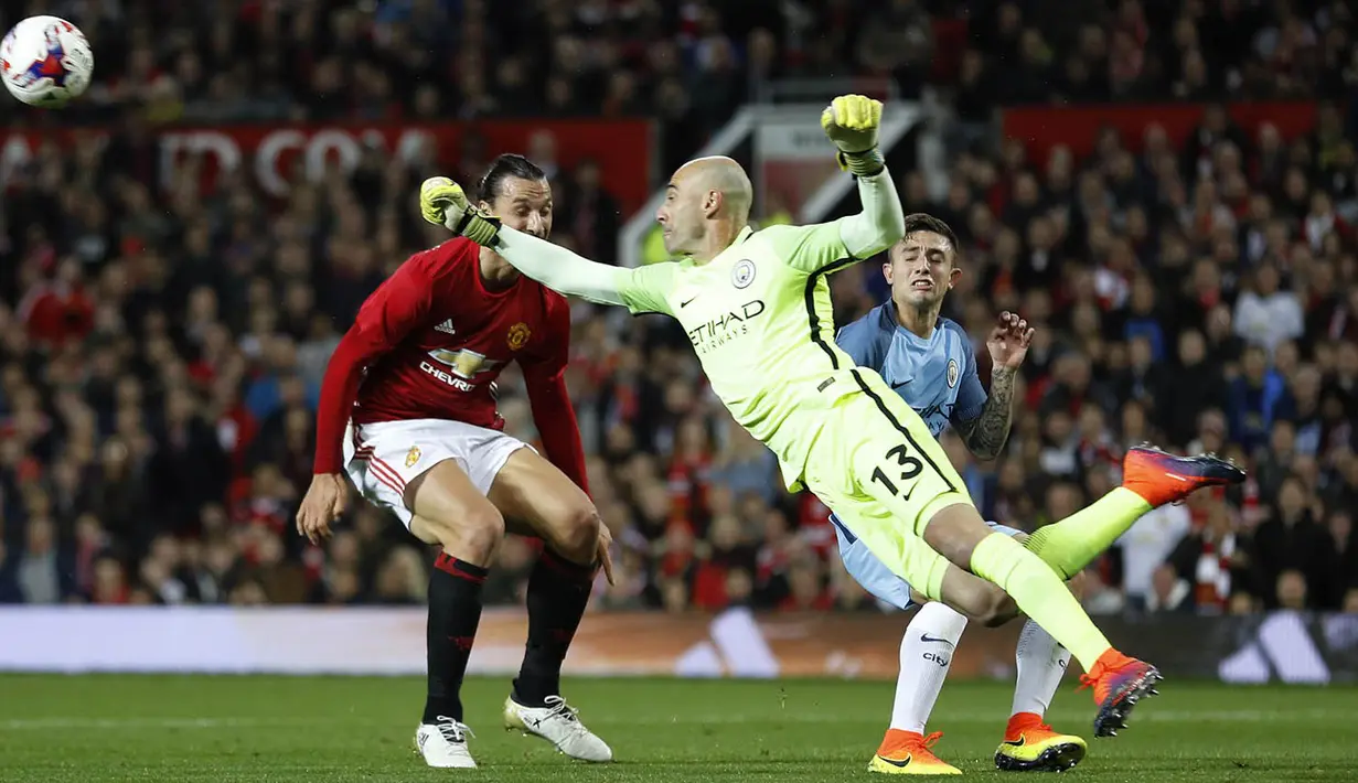 Kiper Manchester City, Willy Caballero, membuang bola dari jangkauan pemain Manchester United pada laga Piala Liga di Stadion Old Trafford, Inggris, Rabu (26/10/2016). MU menang 1-0 atas City. (Reuters/Darren Staples)
