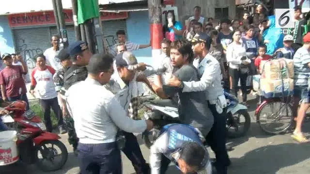 Razia parkir liar di Kemayoran jakarta Pusat diwarnai dengan penangkapan seorang pemilik mobil yang melawan petugas.