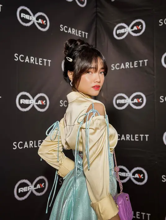 <p>Penampilan adik Fadly Faisal ini dipermanis dengan tatanan bun hairstyle, jepitan rambut, dan sling bag ungu. Untuk alas kaki, Fuji memilih high top sneakers warna putih. [@fuji_an]</p>