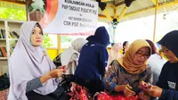 Nampak Wakil Ketua Persatuan Wanita Petra (PWP) Tingkat Pusat PT PGE Ira Eko Agung, tengah mendapatkan pengarahan cara mengolah dan mendaur ulang sampah plastik di Desa Cinta, Garut, Jawa Barat (Liputan6.com/Jayadi Supriadin)