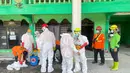 Seperti diketahui, sebuah bangunan tiga lantai termasuk musala di asrama putra Pondok Pesantren Al Khoziny di Buduran, Sidoarjo, runtuh pada Senin (29/9/2025) sore. (AP Photo/Trisnadi)