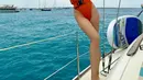 Artis blasteran Jerman ini membagikan keseruan saat menikmati liburan dengan naik kapal di Pulau Formentera. Lautan yang tenang membuat Cinta bisa berfoto cantik tanpa khawatir goyangan dari ombak. Cinta Laura tampil mengenakan busana mirip baju renang berwarna oranye. (Instagram/claurakiehl)