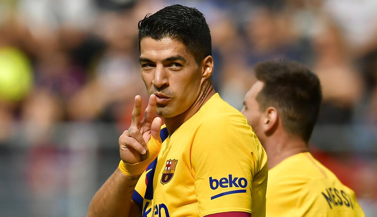 Striker Barcelona, Luis Suarez, melakukan selebrasi usai membobol gawang Eibar pada laga La Liga 2019 di Stadion Ipurua, Sabtu (19/10). Barcelona menang 3-0 atas Eibar. (AP/Alvaro Barrientos)