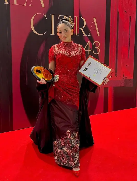 Penghargaan Dhalia FFI 2023 (Aktris Pilihan Penonton) diberikan Rachel Vennya lewat filmnya Sleep Call. Ia tampil dengan kebaya merah berpayet dipadukan selendang dan bawahan maroon satin. [@rachelvennya]