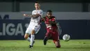 Pemain Borneo FC, Marckho Sandi Merauje (kanan) berebut bola dengan pemain Bali United, Stefano Lilipaly dalam laga pekan ke-5 BRI Liga 1 2021/2022 di Stadion Indomilk Arena, Tangerang, Selasa (28/09/2021). Kedua tim bermain imbang 1-1. (Bola.com/Bagaskara Lazuardi)