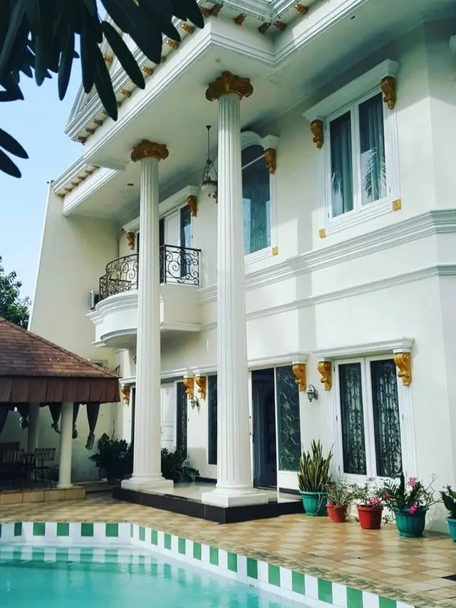 7 Potret Rumah Mewah Ian Kasela, Bernuansa Putih Bak Istana