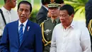 Presiden Joko Widodo (Jokowi) berbincang dengan Presiden Filipina Rodrigo Duterte saat tiba di Istana Malacanang di Manila, Filipina, Jumat (28/4). (AP Photo / Bullit Marquez)