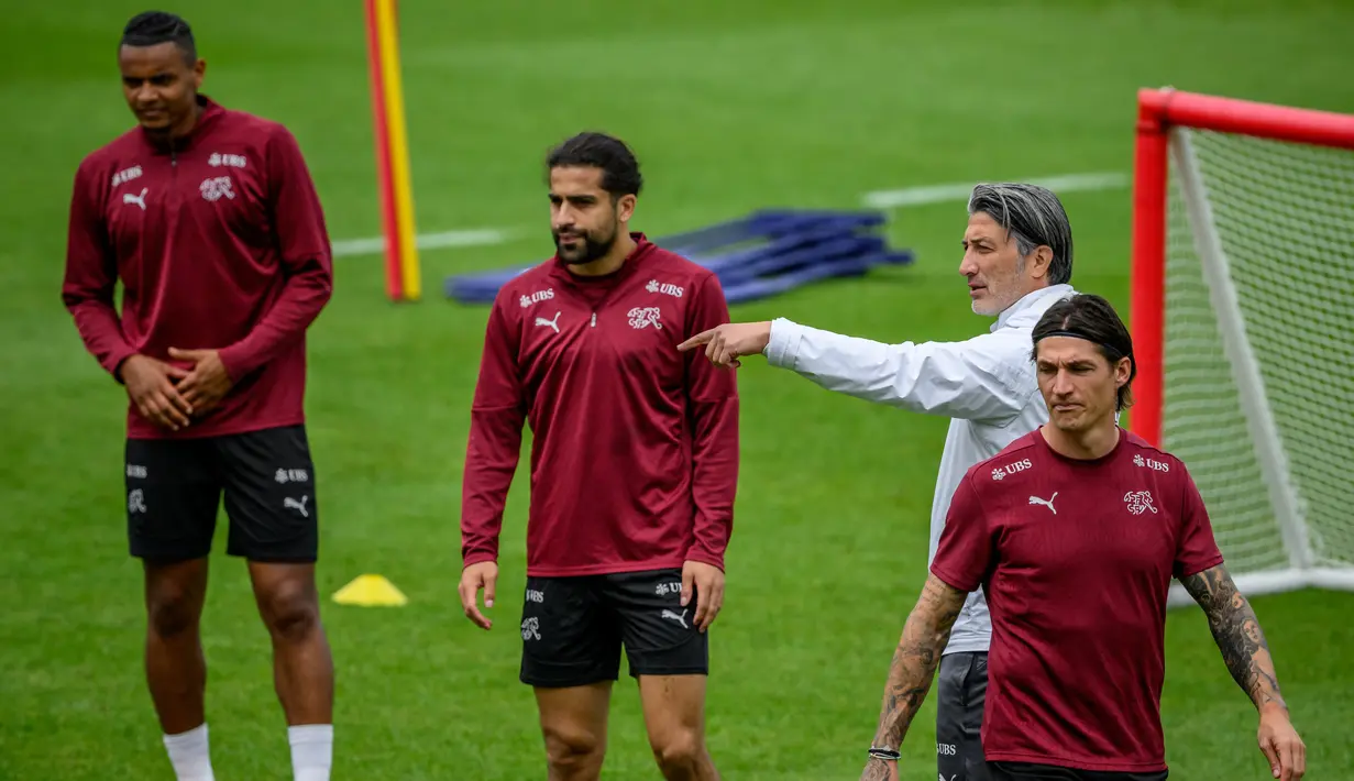 Pelatih Timnas Swiss, Murat Yakin, menyatakan timnya akan berusaha maksimal untuk menaklukkan Inggris dalam perempat final Piala Eropa 2024. (Fabrice COFFRINI / AFP)