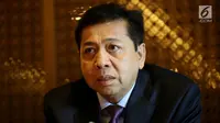 Ketua DPR Setya Novanto menggelar konferensi pers usai ditetapkan sebagai tersangka kasus korupsi e-KTP, Jakarta, Selasa (18/7). (Liputan6.com/Johan Tallo)