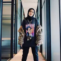 Fashion Sivia Azizah yang selalu menarik dan kekinian bergaya swag. (Sumber: Instagram/@hypebae)
