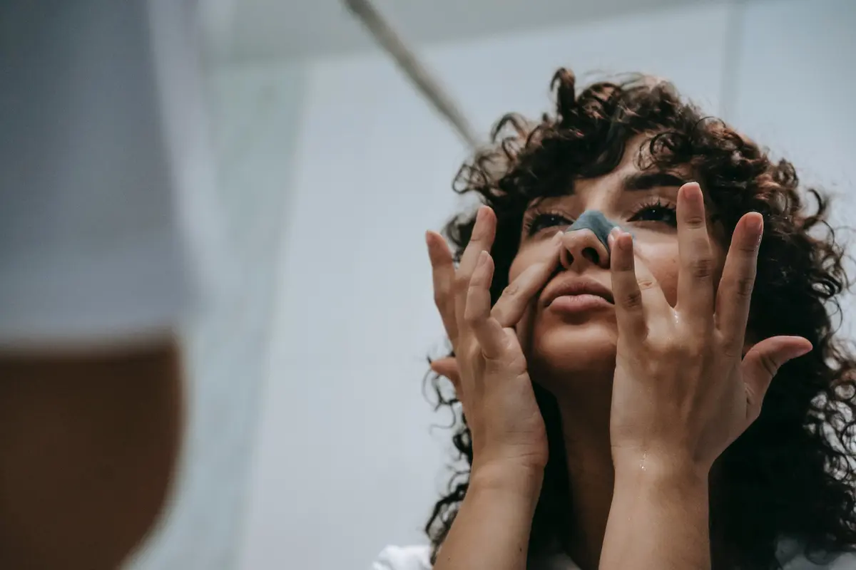5 Kebiasaan yang Menjadi Penyebab Komedo Semakin Parah